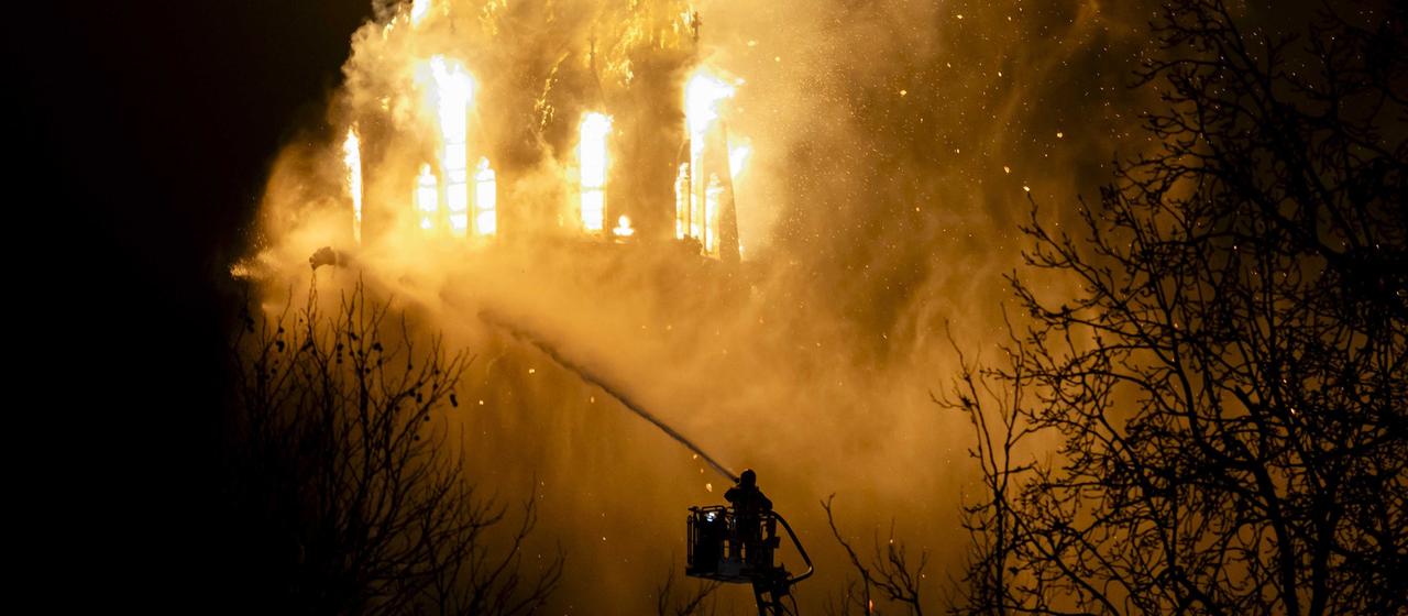  Einsatzkräfte der Feuerwehr löschen die brennende Vondelkirche in der Nähe des Vondelparks. 