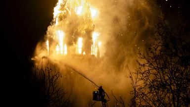  Einsatzkräfte der Feuerwehr löschen die brennende Vondelkirche in der Nähe des Vondelparks. 