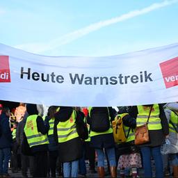 Protestierende nehmen an einer ver.di-Kundgebung auf der Bürgerweide in Bremen teil.