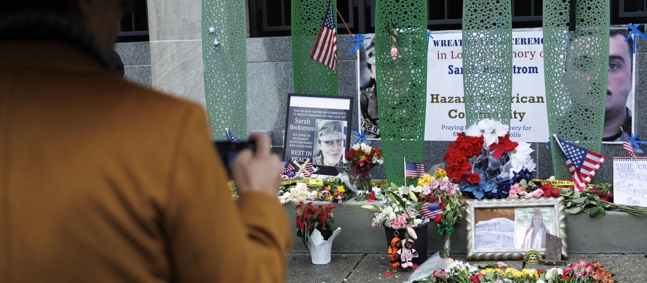 Blumen liegen in Washington nach Schüssen auf zwei Angehörige der Nationalgarde 