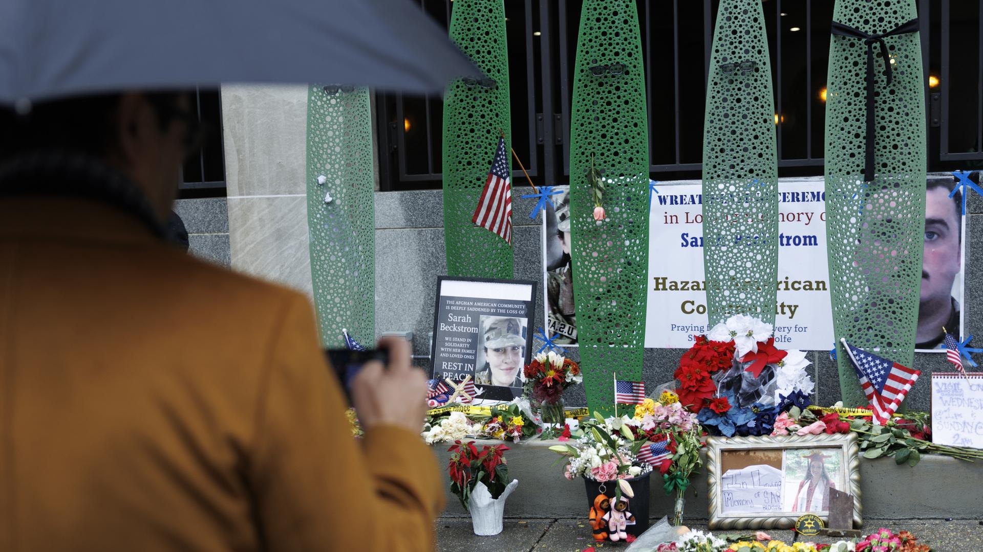 Blumen liegen in Washington nach Schüssen auf zwei Angehörige der Nationalgarde  | EPA