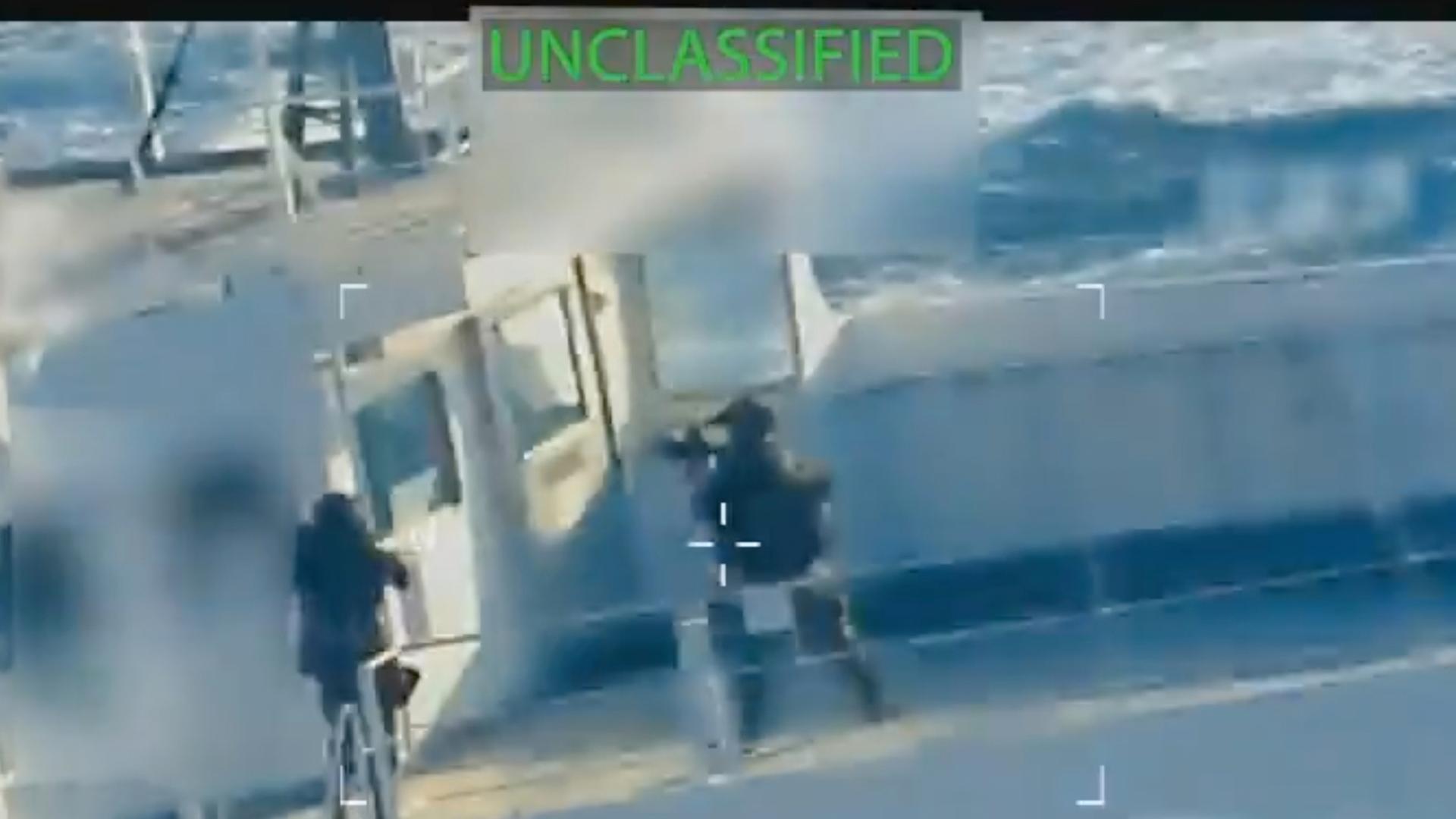 Still aus einem von Pam Bondi auf X geposteten Video, das Streitkräfte auf einem Öltanker zeigen soll (Quelle: U.S. Attorney General's Office/X/AP/dpa) | U.S. Attorney General's Office/X/AP/dpa