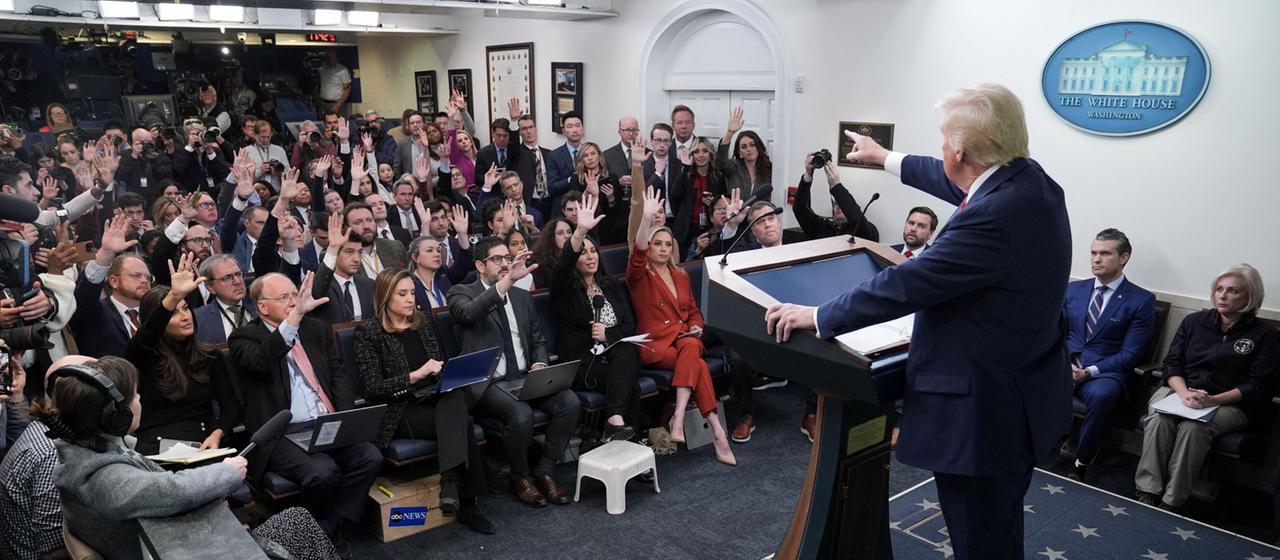 Donald Trump und Journalisten im Weißen Haus