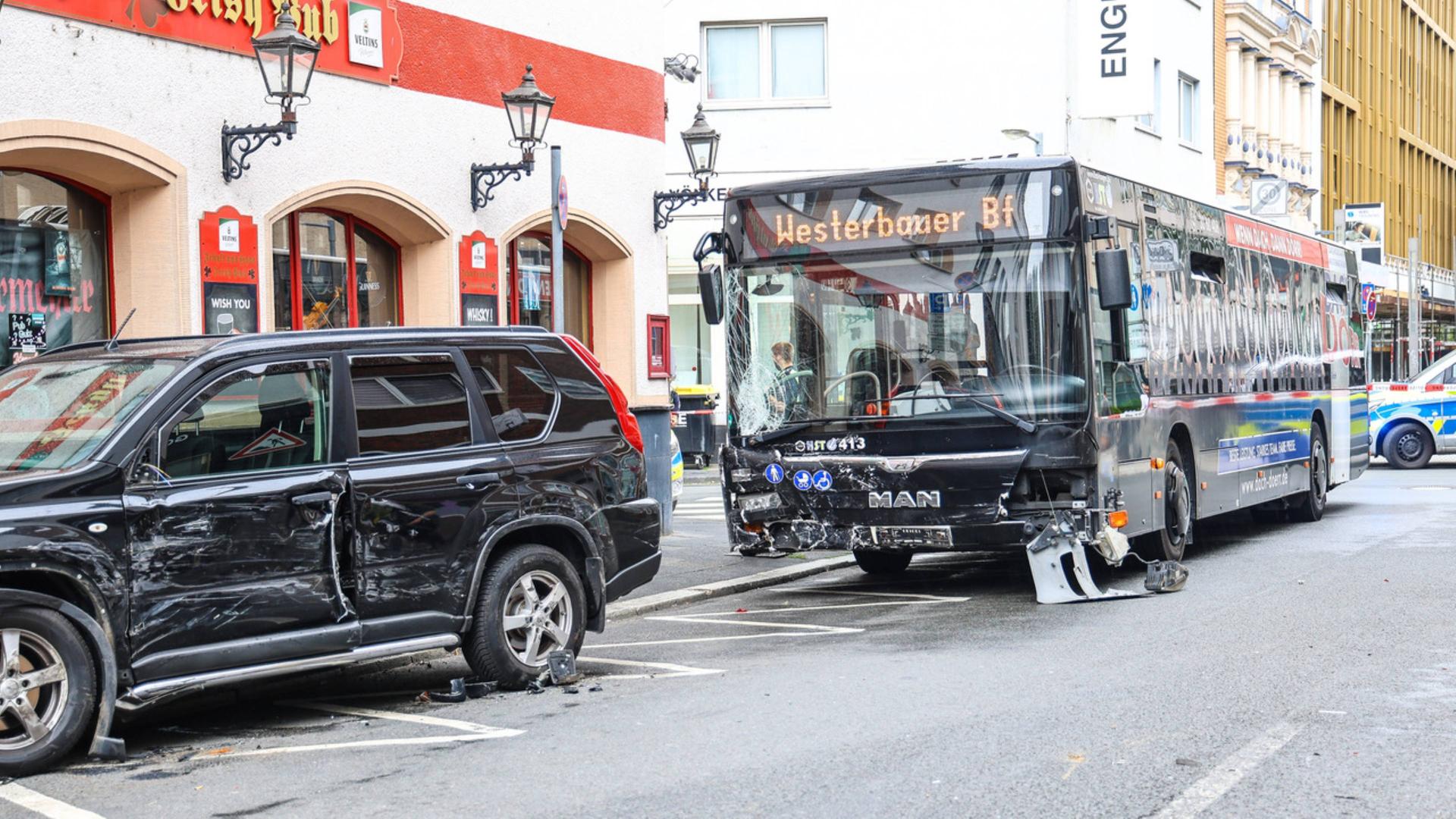 In einen Verkehrsunfall verwickelter Bus in Hagen | WDR / Alex Talash