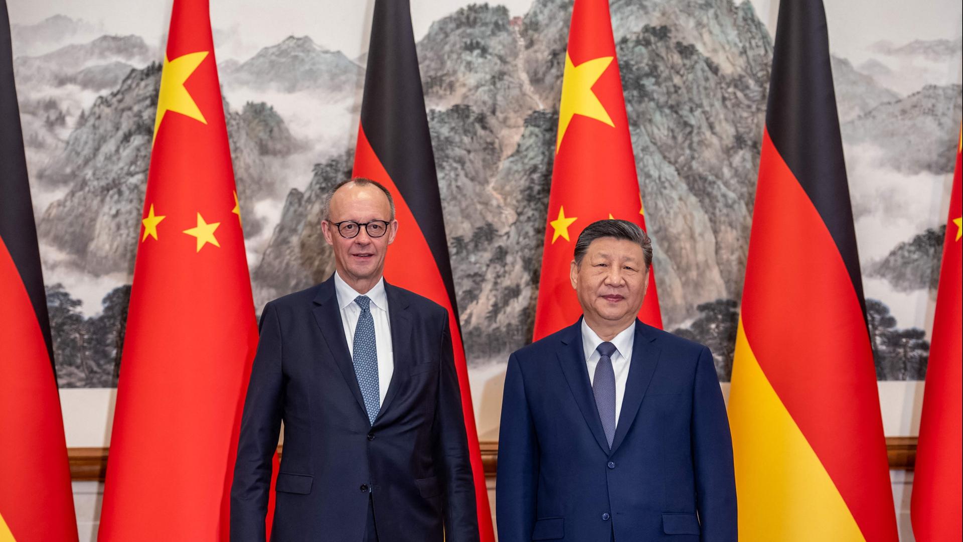 Friedrich Merz und Xi Jinping (Archivbild: 25.02.2026) | AFP