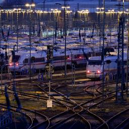 ICE-Züge der Deutschen Bahn steht auf Gleisen in Hamburg