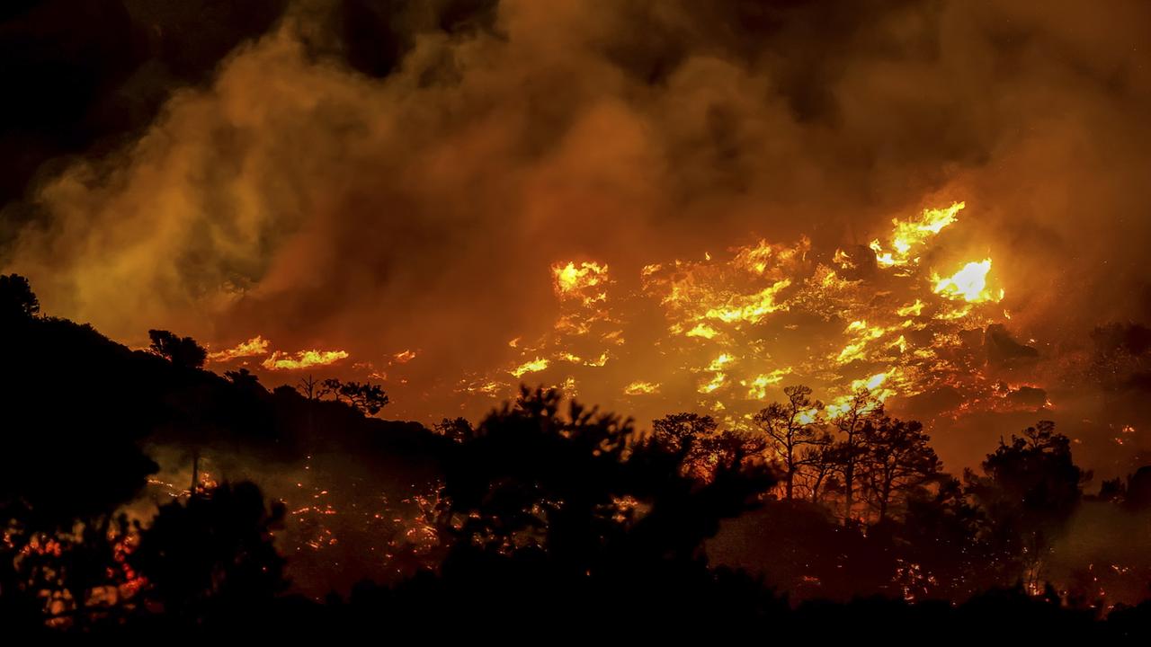 More than 1,500 people evacuated due to forest fires on Crete