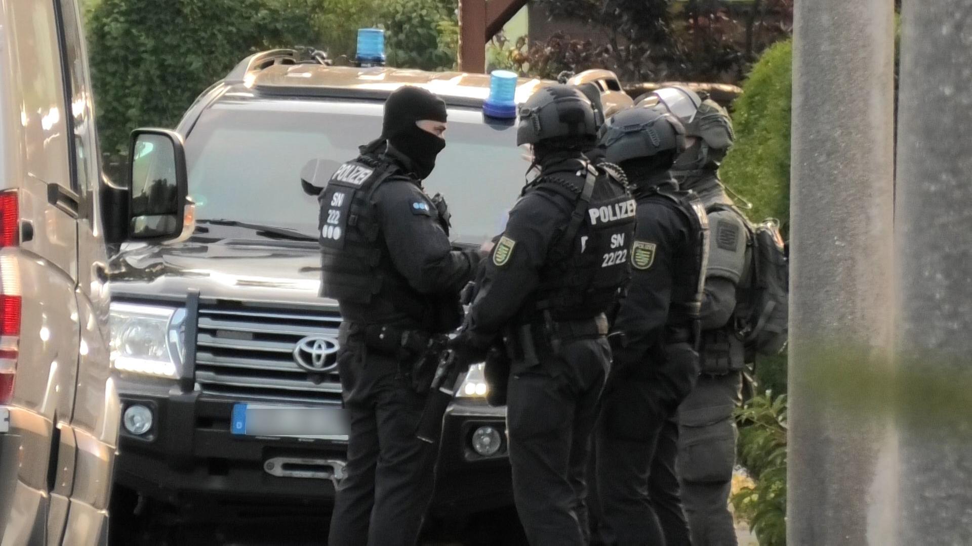 Spezialeinsatzkräfte durchsuchen am frühen Morgen ein Einfamilienhaus in Sachsen. | dpa