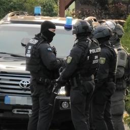 Spezialeinsatzkräfte durchsuchen am frühen Morgen ein Einfamilienhaus in Sachsen.