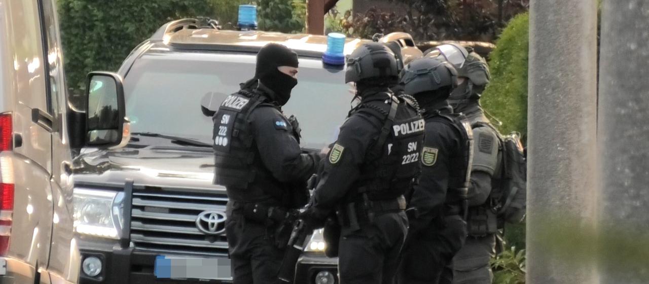Spezialeinsatzkräfte durchsuchen am frühen Morgen ein Einfamilienhaus in Sachsen.
