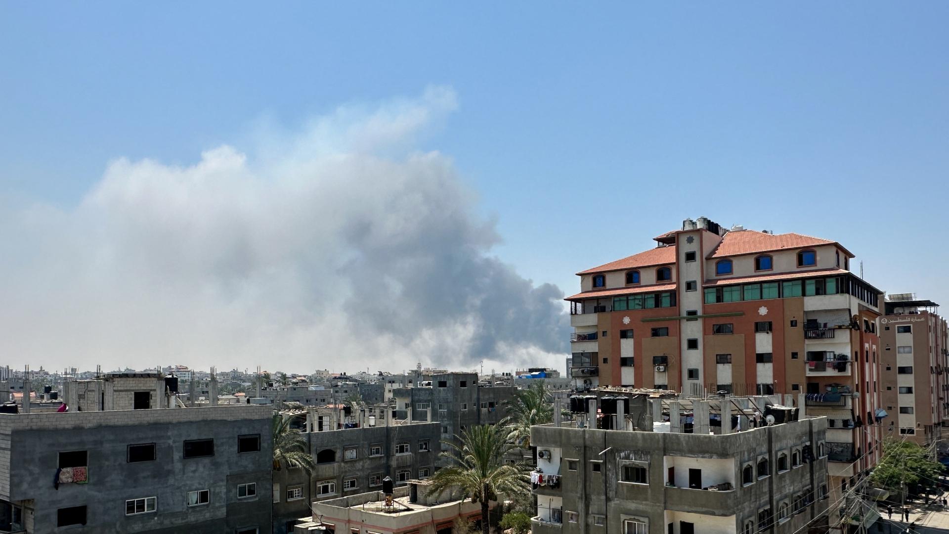 Rauch steigt infolge von israelischen Angriffen über der Stadt Deir al-Balah auf. | REUTERS/Hatem Khaled