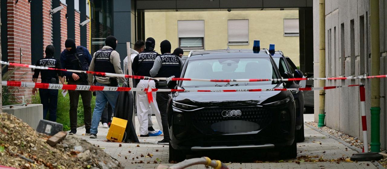 Zwei Männer werden von Polizei und Justiz vom Haftrichter am Amtsgericht Nürtingen (Baden-Württemberg) zum Auto geführt.