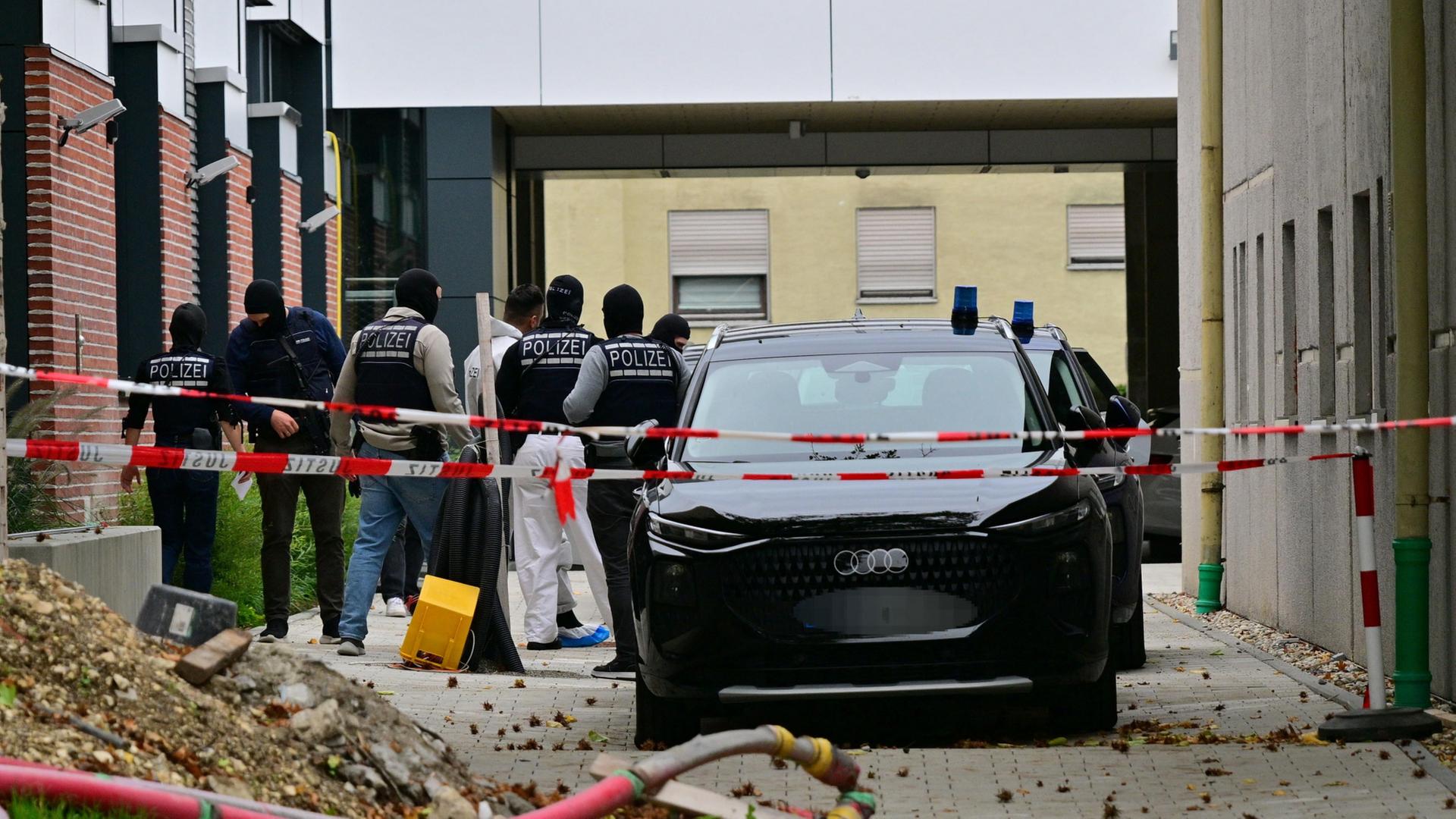 Zwei Männer werden von Polizei und Justiz vom Haftrichter am Amtsgericht Nürtingen (Baden-Württemberg) zum Auto geführt. | Jan-Philipp Strobel/dpa