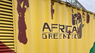 Ein Container mit der Aufschrift "Africa Greentec".
