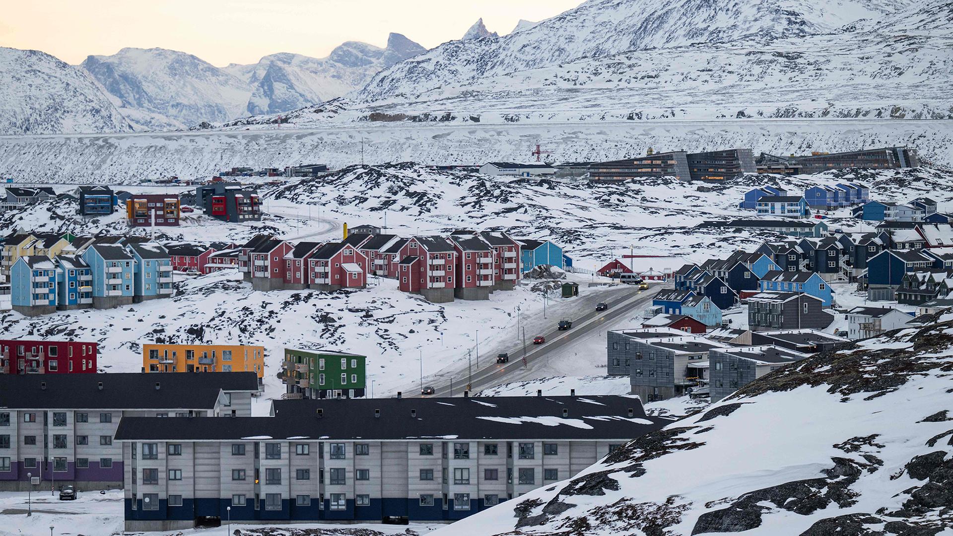 Wohngebäude und eine Hauptstraße in Nuuk. | AFP