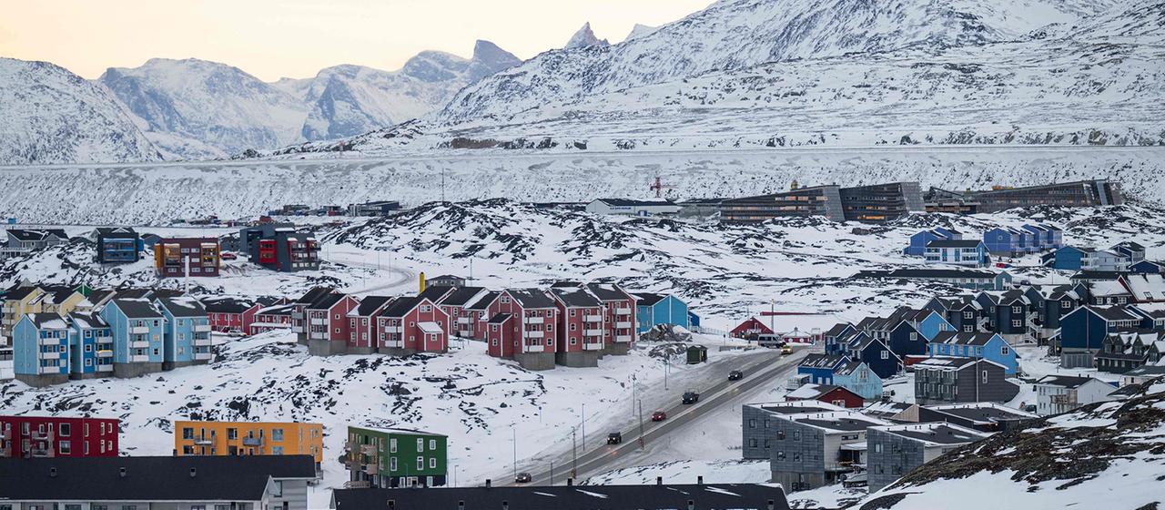 Wohngebäude und eine Hauptstraße in Nuuk.
