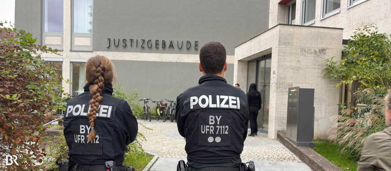 Polizeibeamte sichern das Landgericht in Aschaffenburg ab. | News5 Prozessauftakt am Landgericht Aschaffenburg nach der Messerattacke im Schöntal-Park