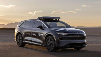 Autonom fahrendes Robotaxi von Lucid, Nuro und Uber.