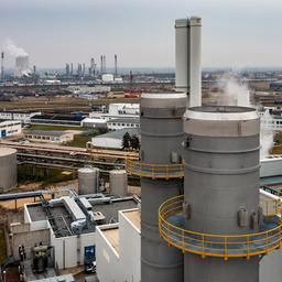 Blick über das Industriegebiet auf das neue Gaskraftwerk im Chemiepark Leuna.