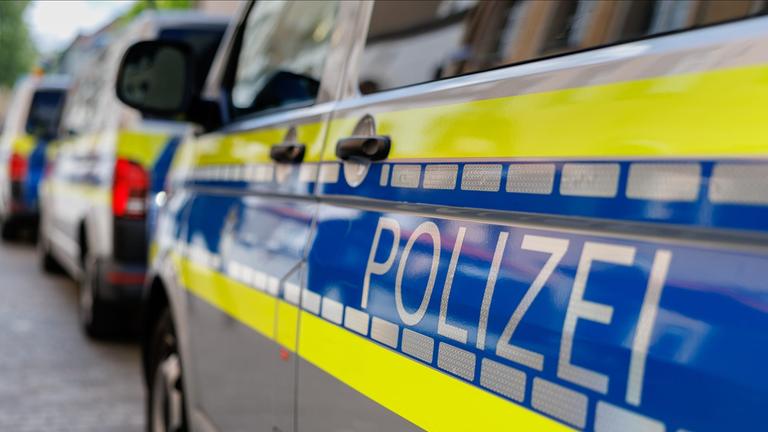 Der Schriftzug Polizei ist an einem Einsatzfahrzeug der Polizei zu sehen.