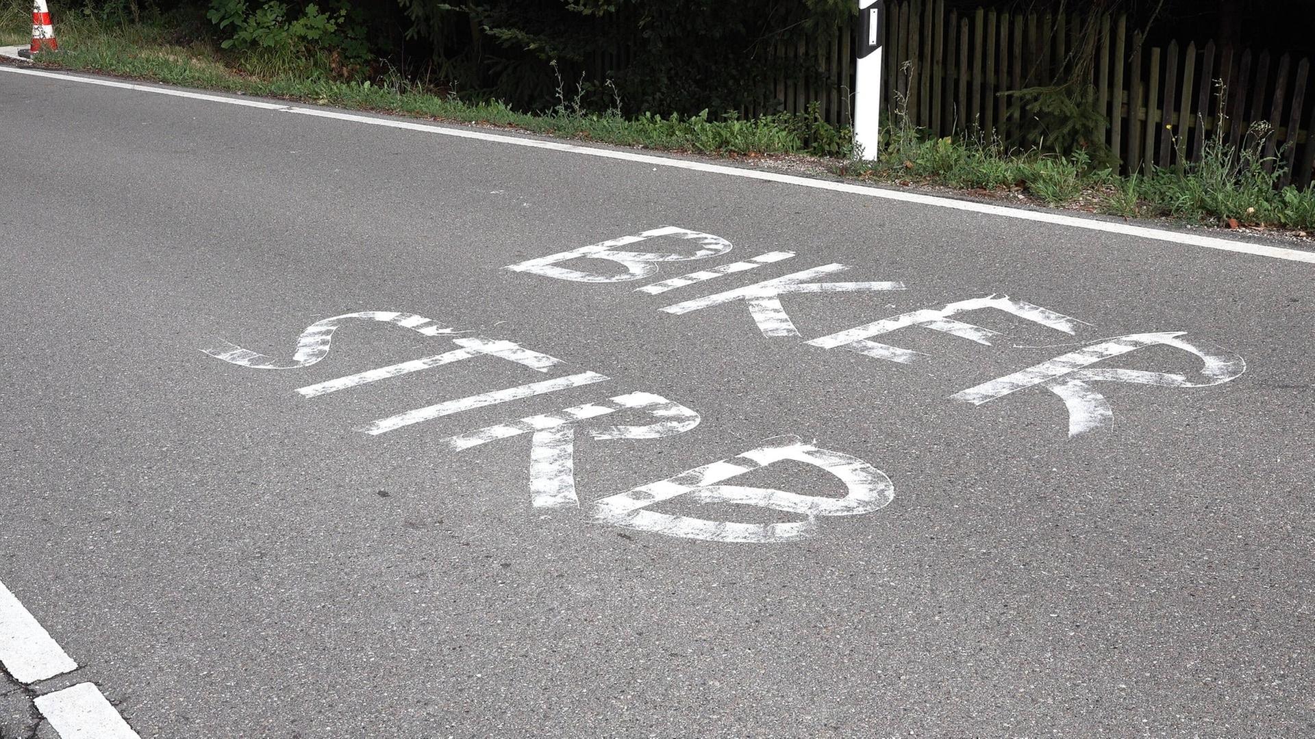 バイク愛好家を狙った警告文が出現—ベルリン近郊で警察が調査