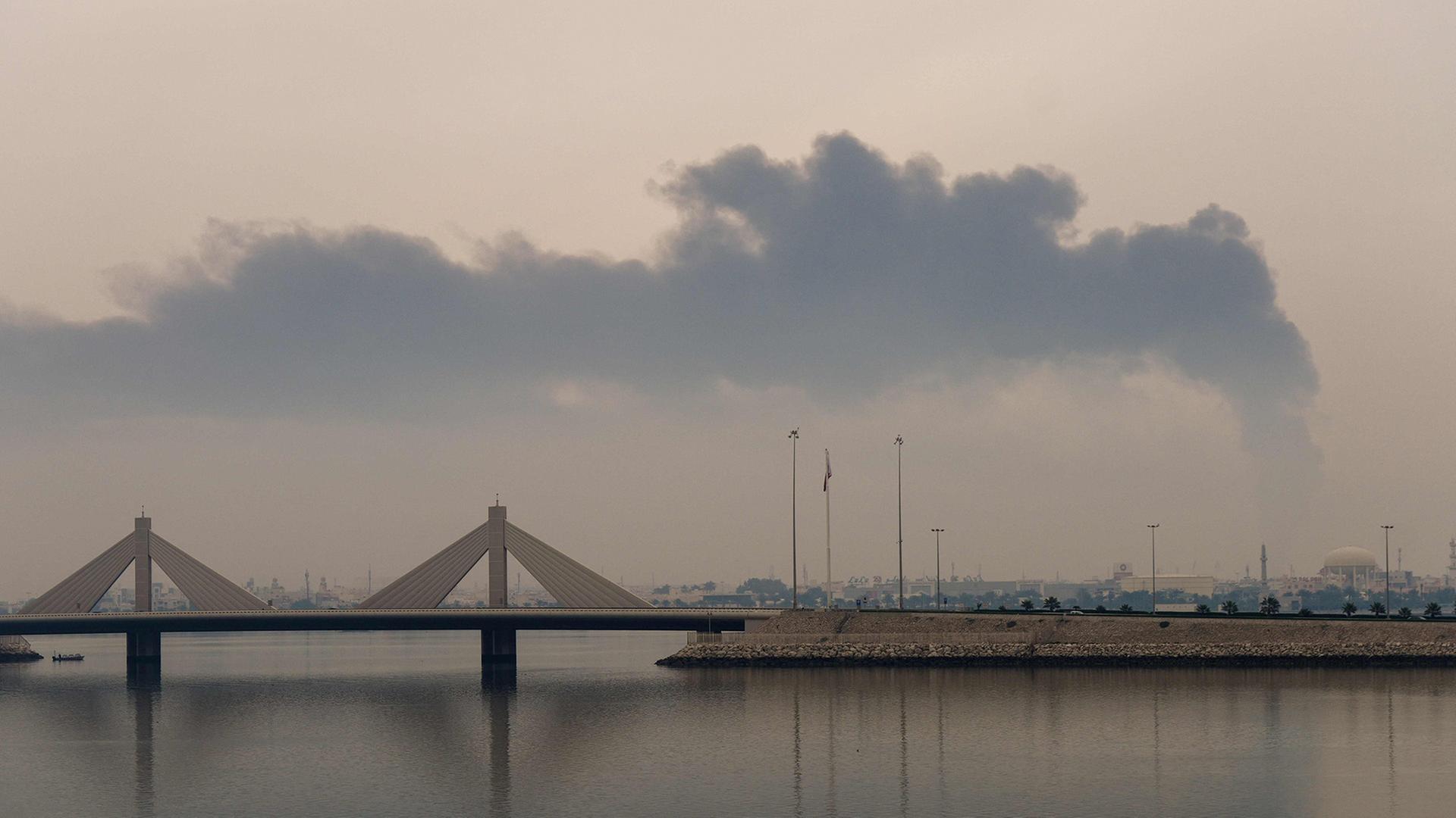 Eine Rauchsäule über Al-Muharraq, Bahrain (Archivbild) | AFP