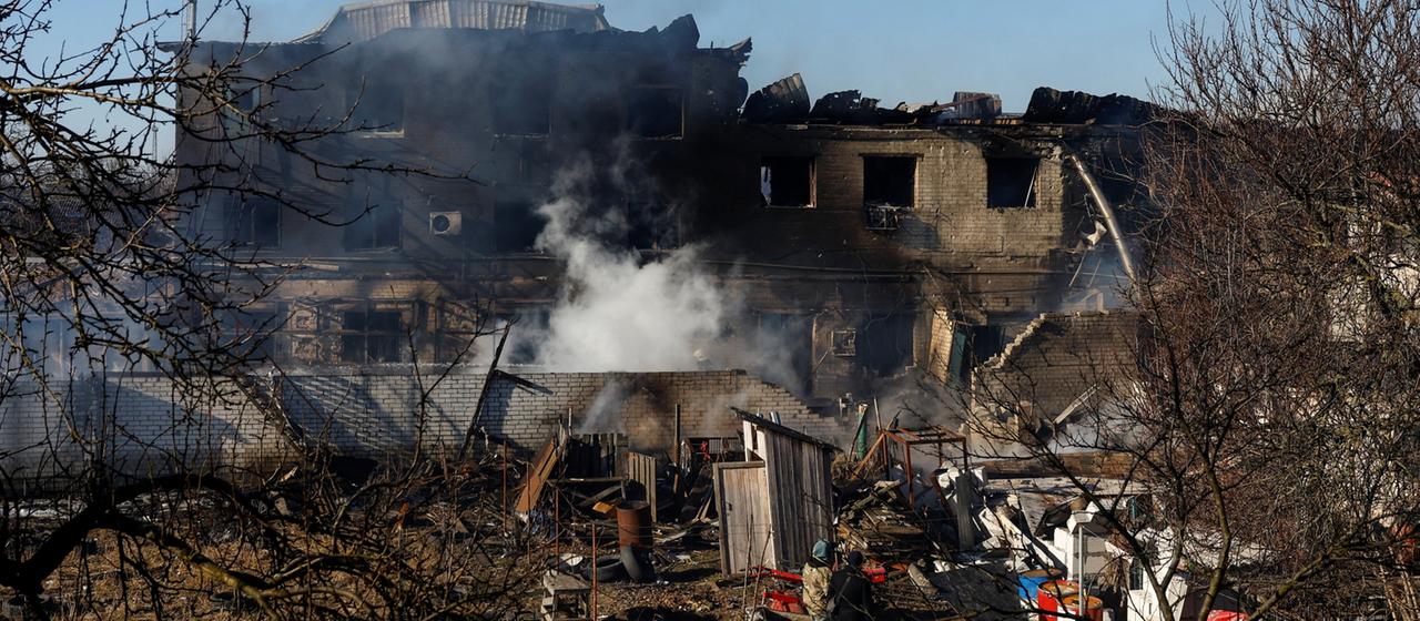 Rauch steigt aus einem Haus in dem ukrainischen Ort Browary auf.