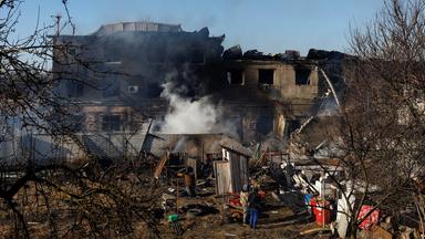 Rauch steigt aus einem Haus in dem ukrainischen Ort Browary auf.