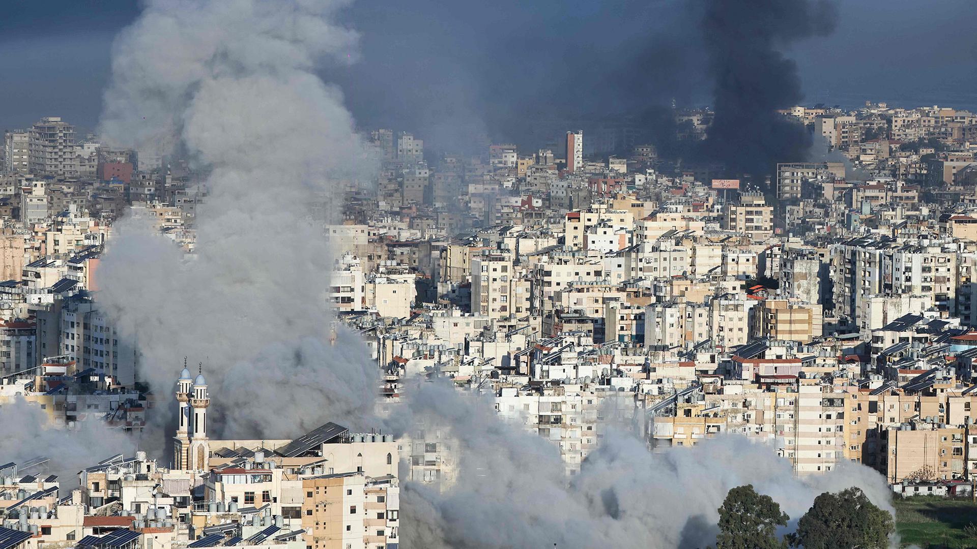 Rauch steigt an mehreren Orten in einem südlichen Vorort von Beirut auf. | AFP