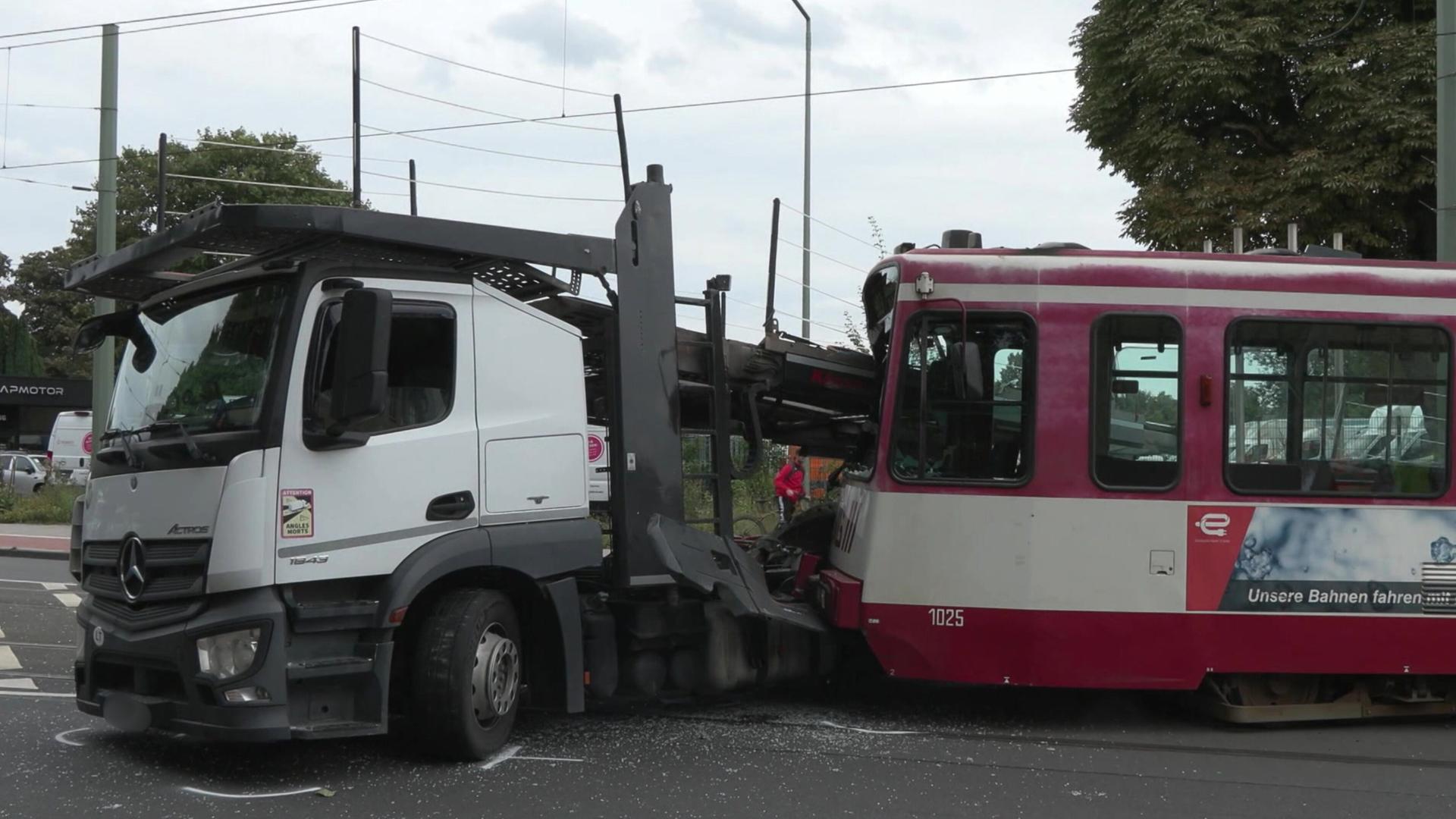 Mehrere Verletzte nach schwerem Straßenbahnunfall in Duisburg