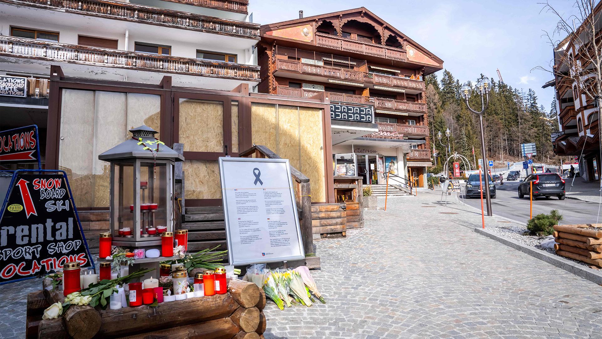 Kerzen und Blumen am Eingang der Bar „Le Constellation“. | AFP