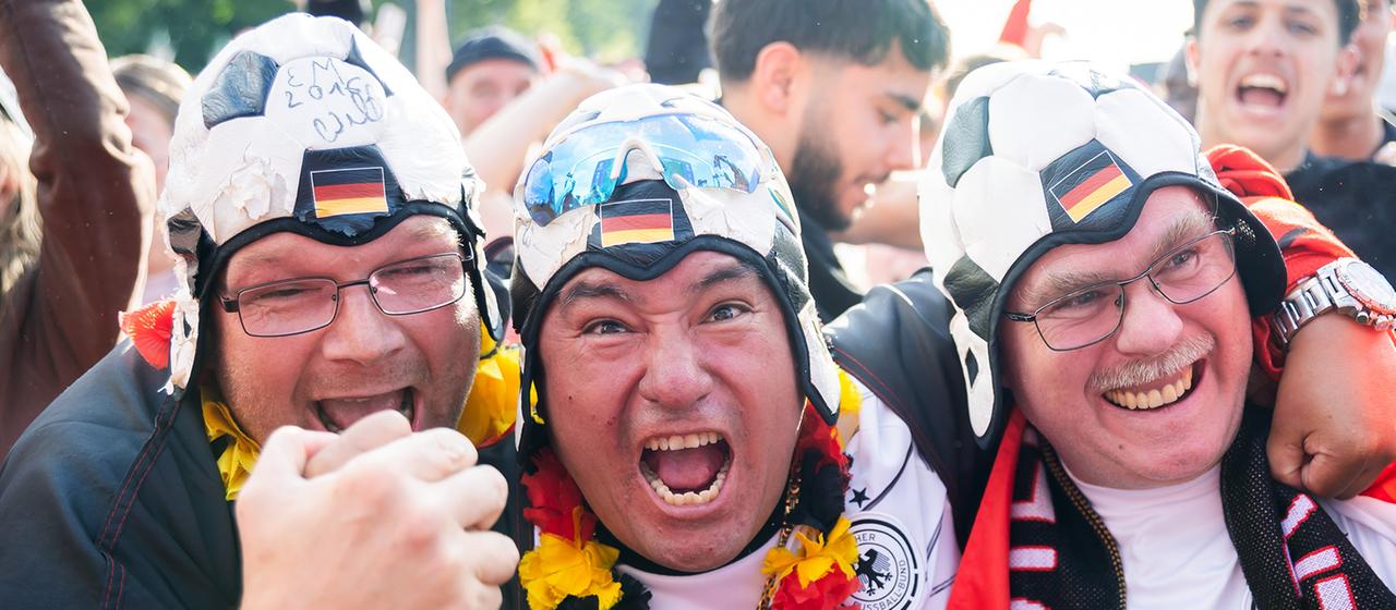 Deutschland-Fans jubeln beim Public Viewing in der Fanzone am Brandenburger Tor bei der EM 2024. | picture alliance/dpa Deutschland-Fans jubeln beim Public Viewing in der Fanzone am Brandenburger Tor bei der EM 2024.