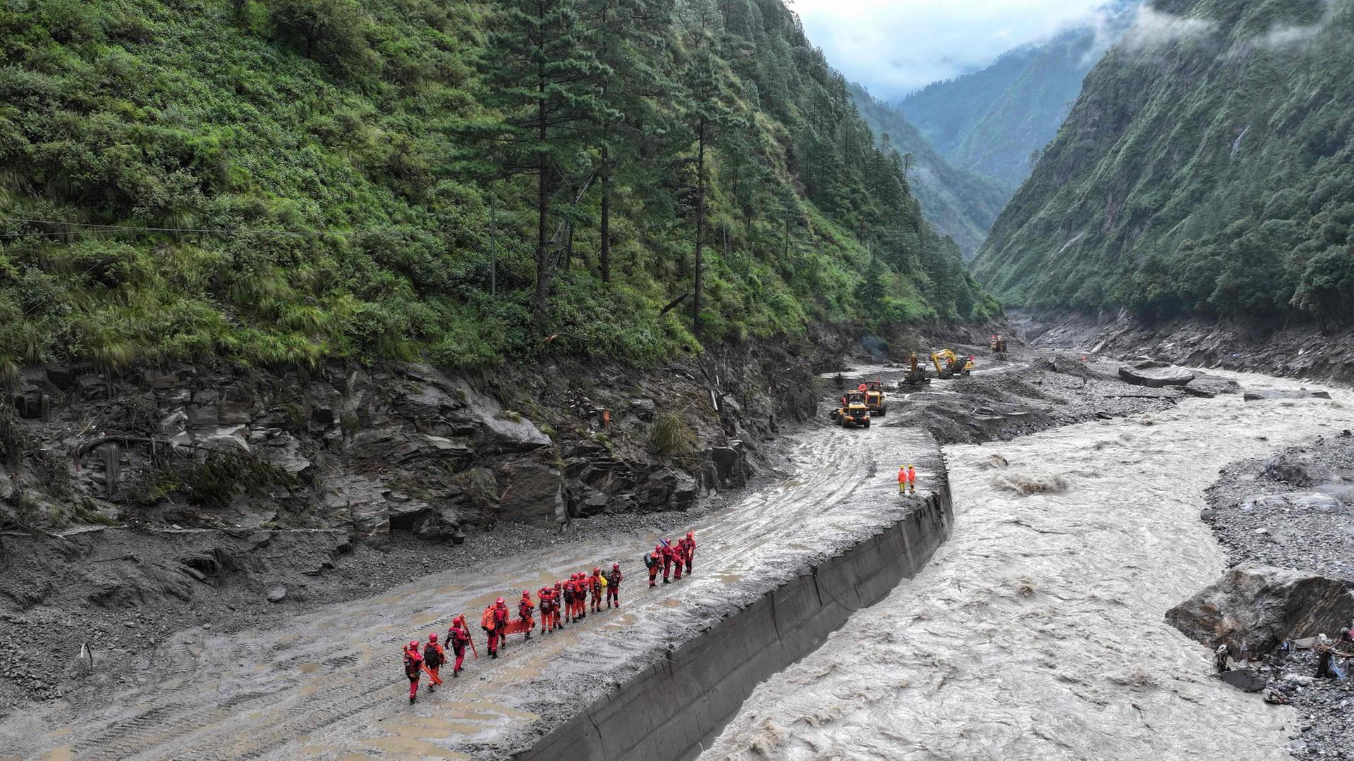 Neu Sturzflutgefahr: Behörden in Nepal und Tibet unterbrechen Suche Neu Sturzflutgefahr: Behörden in Nepal und Tibet unterbrechen Suche