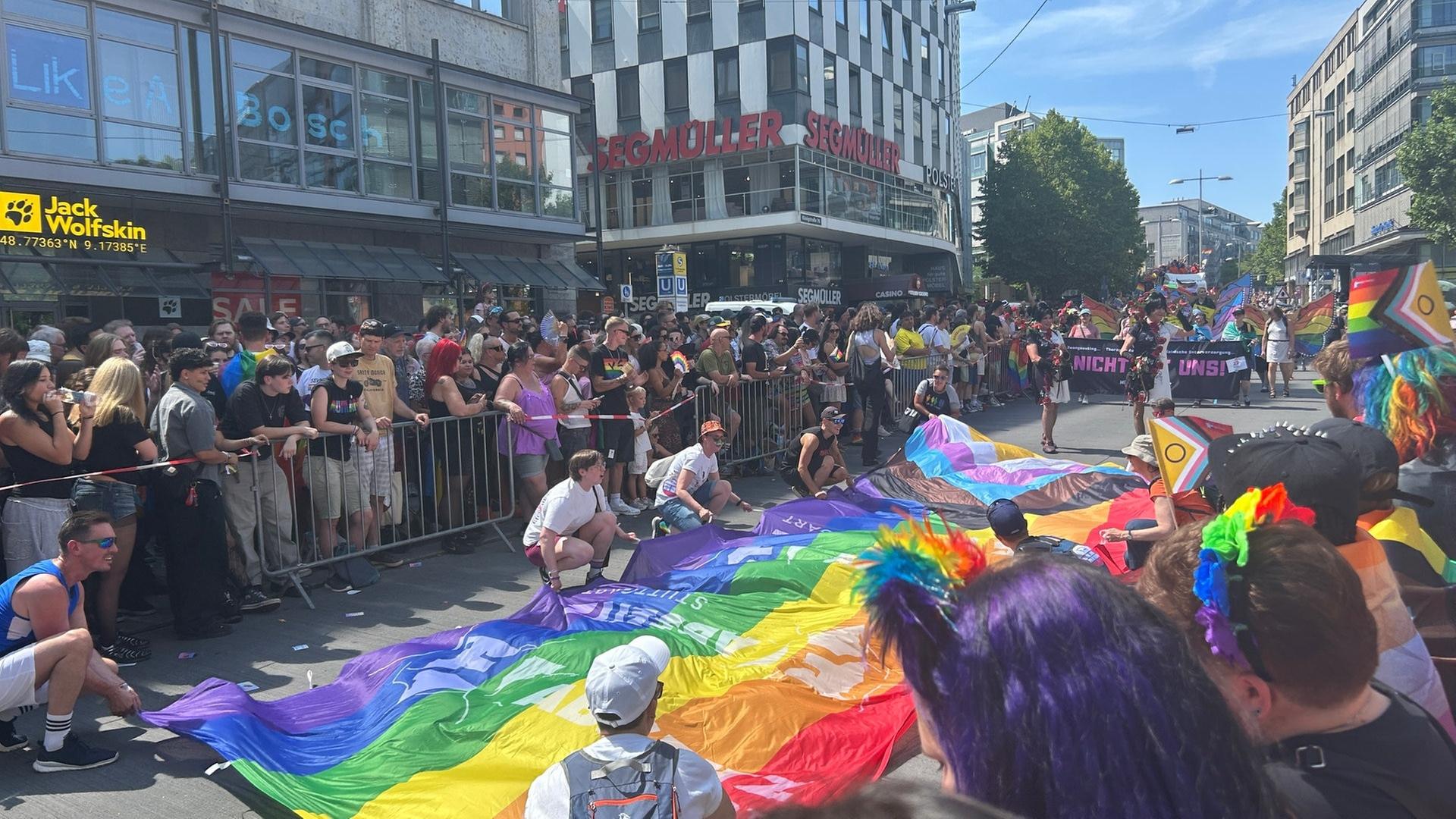 シュトゥットガルトのCSD:数千人が街を彩るプライド・パレード