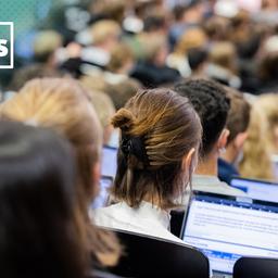 Studierende sitzen in einer Vorlesung