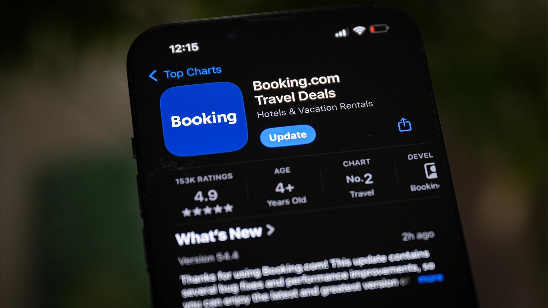 Auf einem Smartphone ist die App des Reiseportals Booking.com zu sehen. | picture alliance / ZUMAPRESS.com
