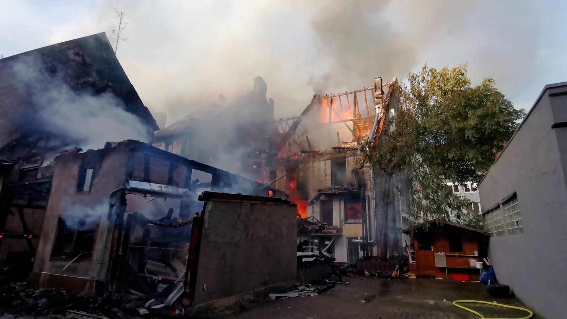 Vom Brand in der Villinger Innenstadt sind mehrere Häuser betroffen. Manche sind teilweise eingestürzt. | Kamera24