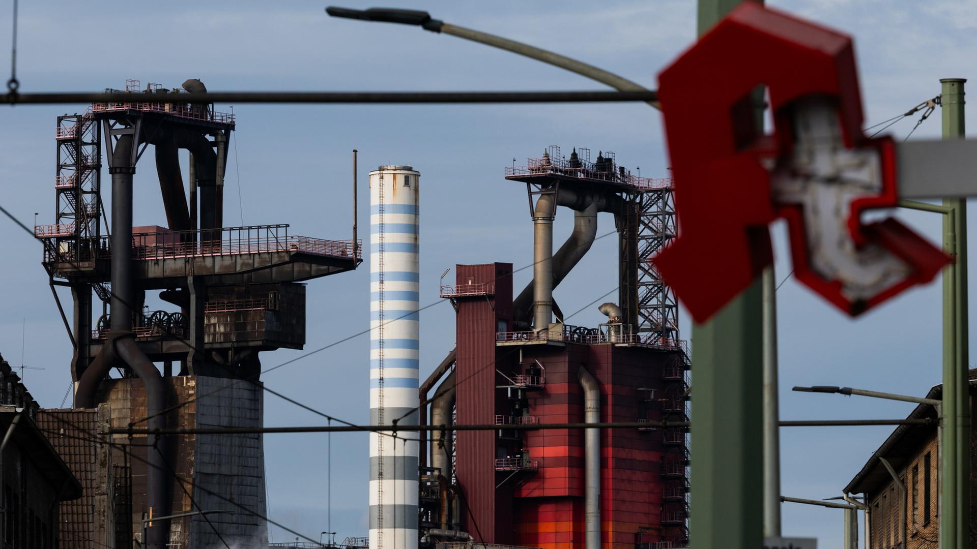 Duisburg: Blick auf die Hochöfen des Stahlwerks von Thyssenkrupp Steel Europe | dpa