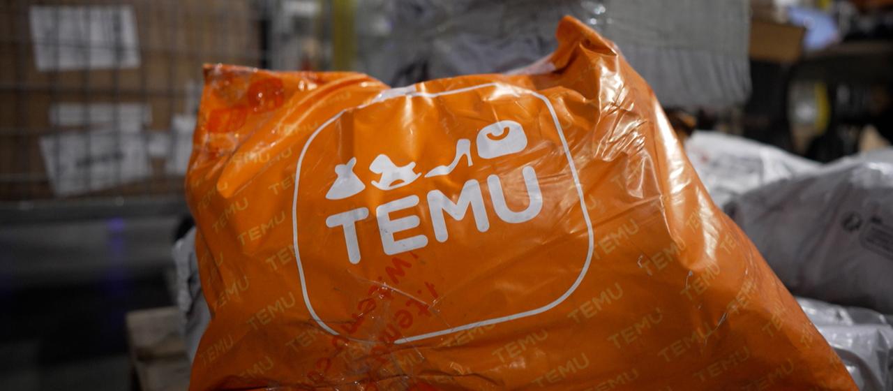Ein Päckchen der chinesischen Handelsplattform Temu beim Zoll.