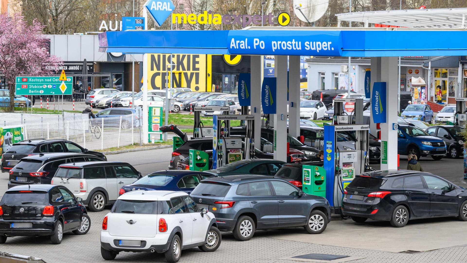 Autos stehen Schlange an einer polnischen Tankstelle | Patrick Pleul/dpa