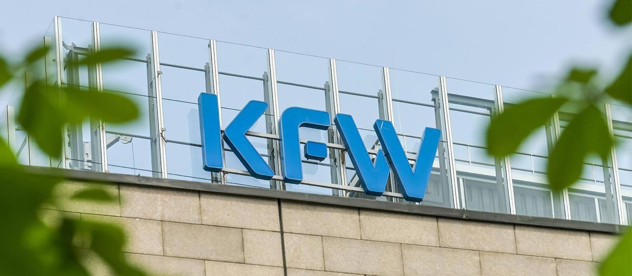 KfW-Logo am Hauptsitz in Frankfurt