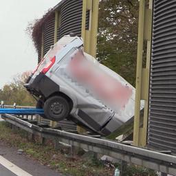 EIn Transporter steckt in einer Schallschutzwand an der Autobahn 1 bei Osnabrück.