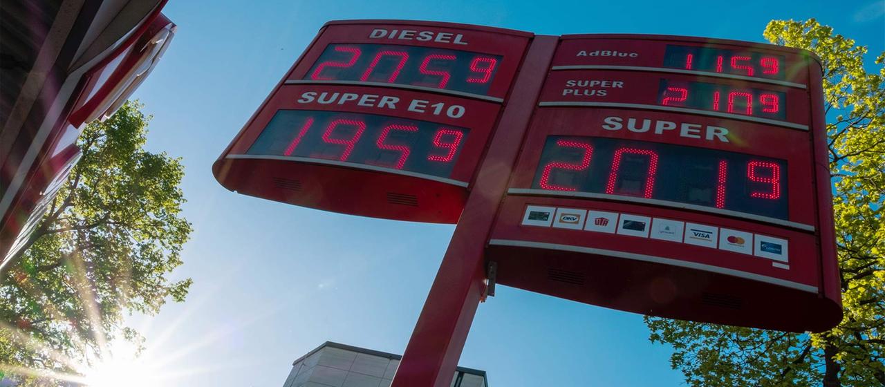 Die Preise für Diesel und Benzin sind an einer Tankstelle zu sehen.