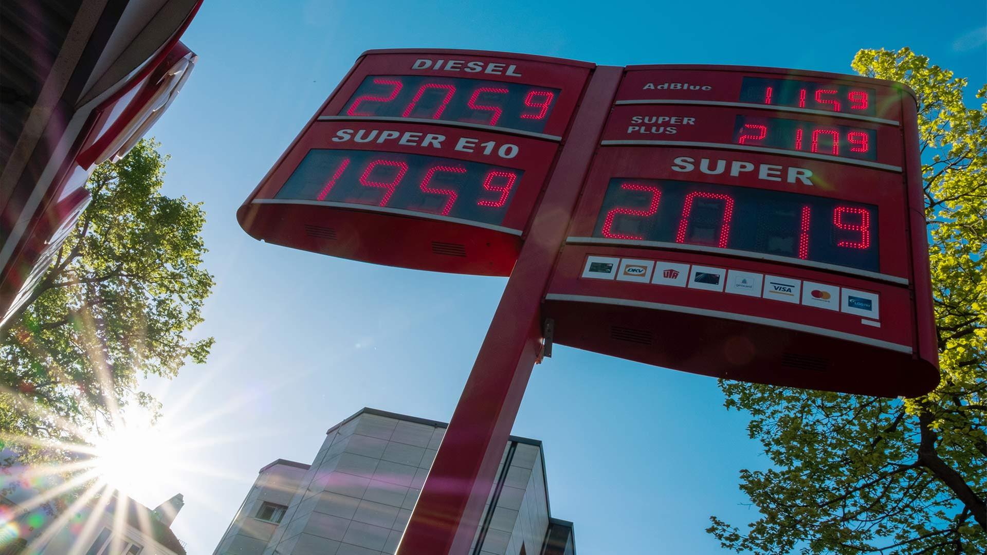 Die Preise für Diesel und Benzin sind an einer Tankstelle zu sehen. | picture alliance / Caro