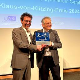 Stephan Baur erhält den Klaus-von-Klitzing-Preis.