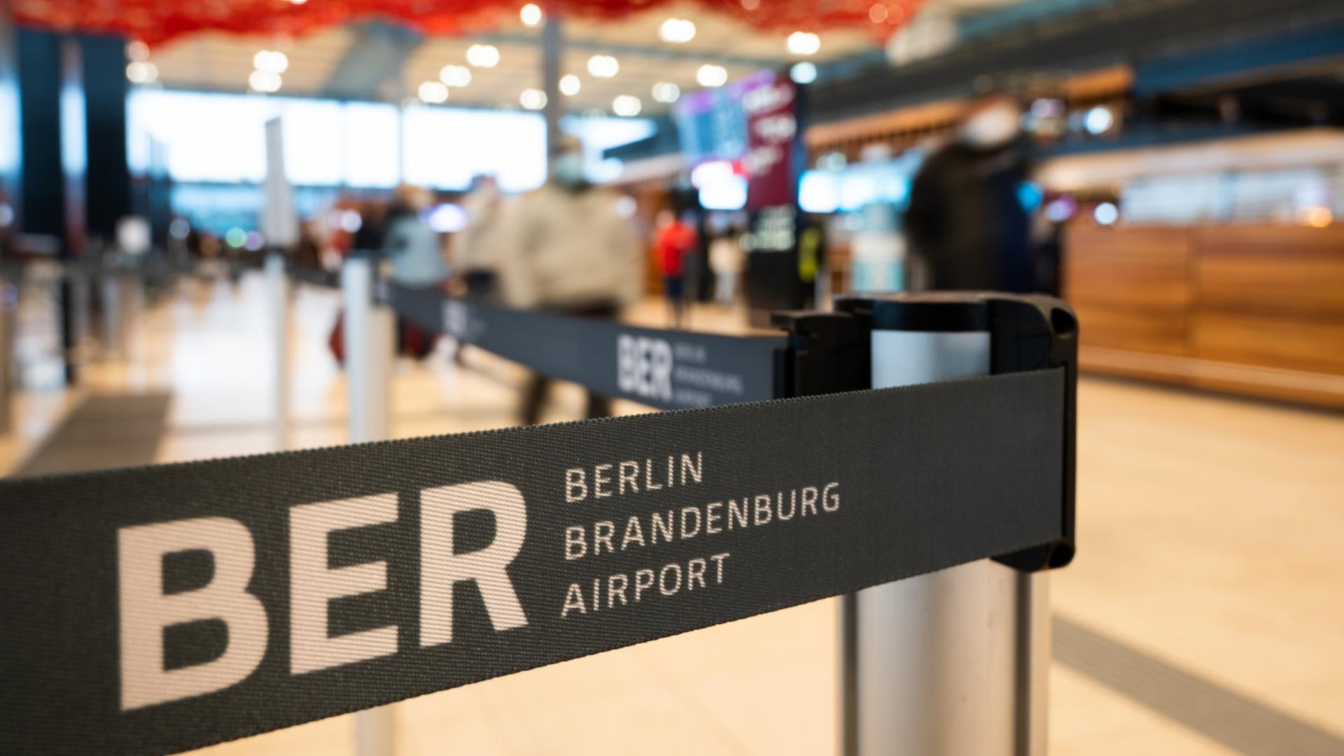 Absperrband mit der Aufschrift BER im Hauptstadtflughafen, Archivbild | dpa