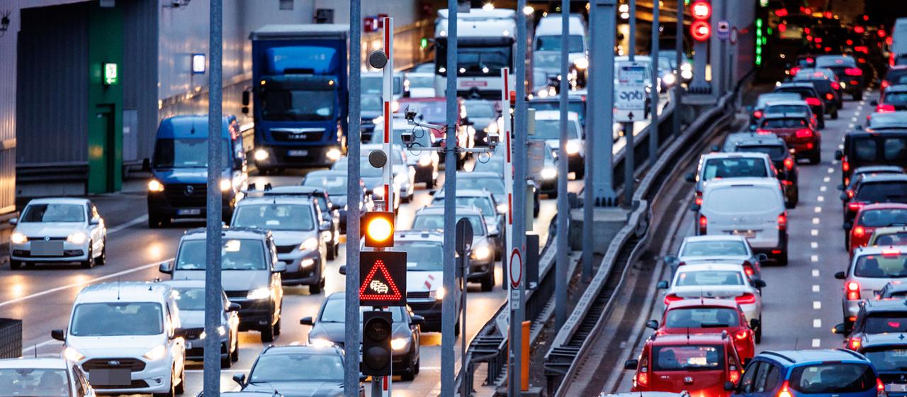 Zahlreiche Autos sind auf einer Straße zu sehen.