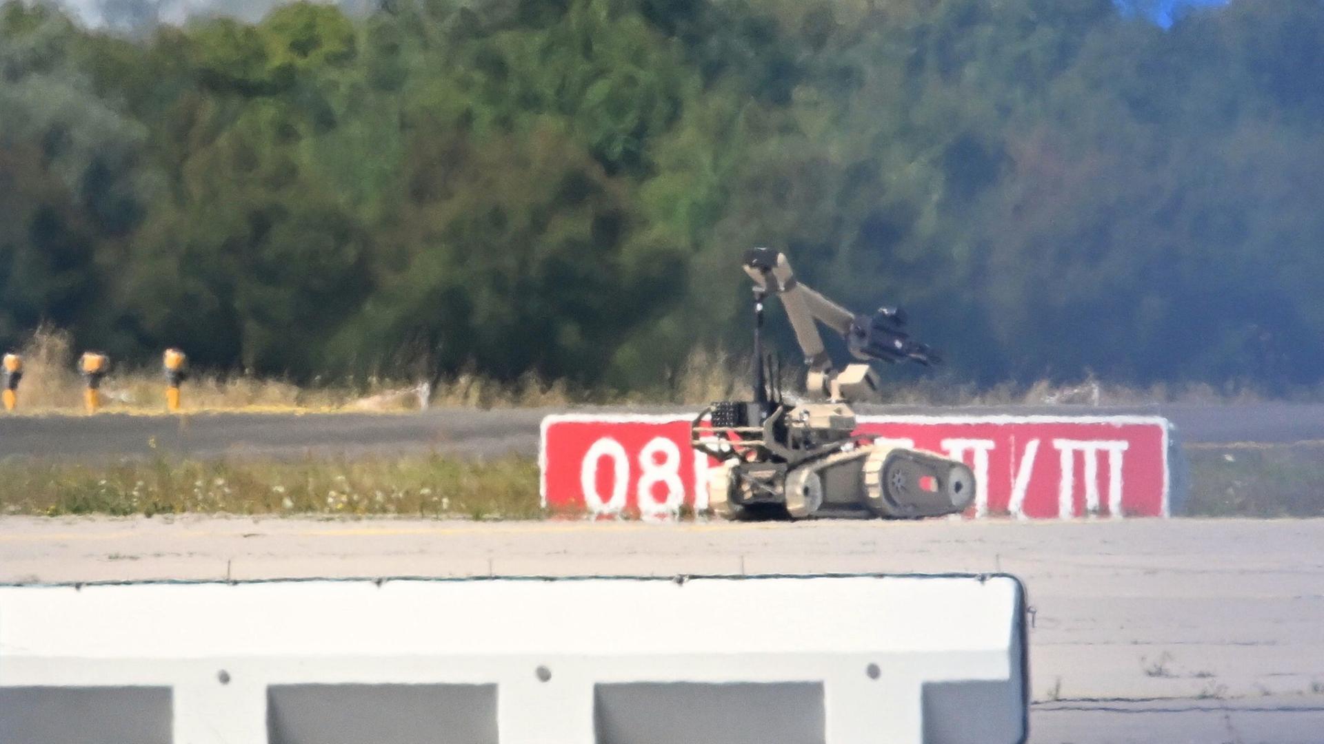Ein Sprengroboter ist in der N�he eines ukrainischen Flugzeugs auf dem Flughafen Leipzig/Halle im Einsatz. | Hendrik Schmidt/dpa
