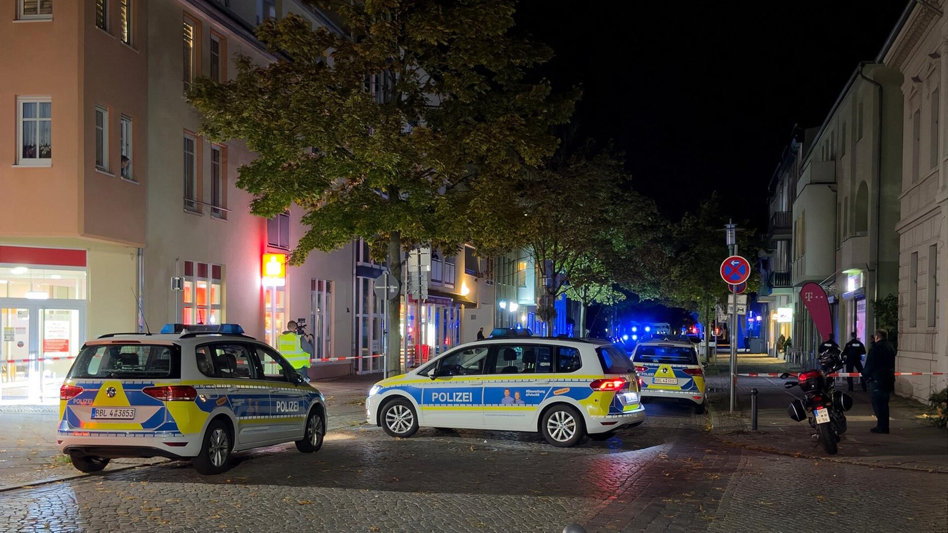 Einsatzfahrzeuge der Polizei stehen in der Innenstadt von Velten auf einer abgesperrten Straße. (Quelle: picture alliance/dpa/Marco Porzig) | picture alliance/dpa/Marco Porzig