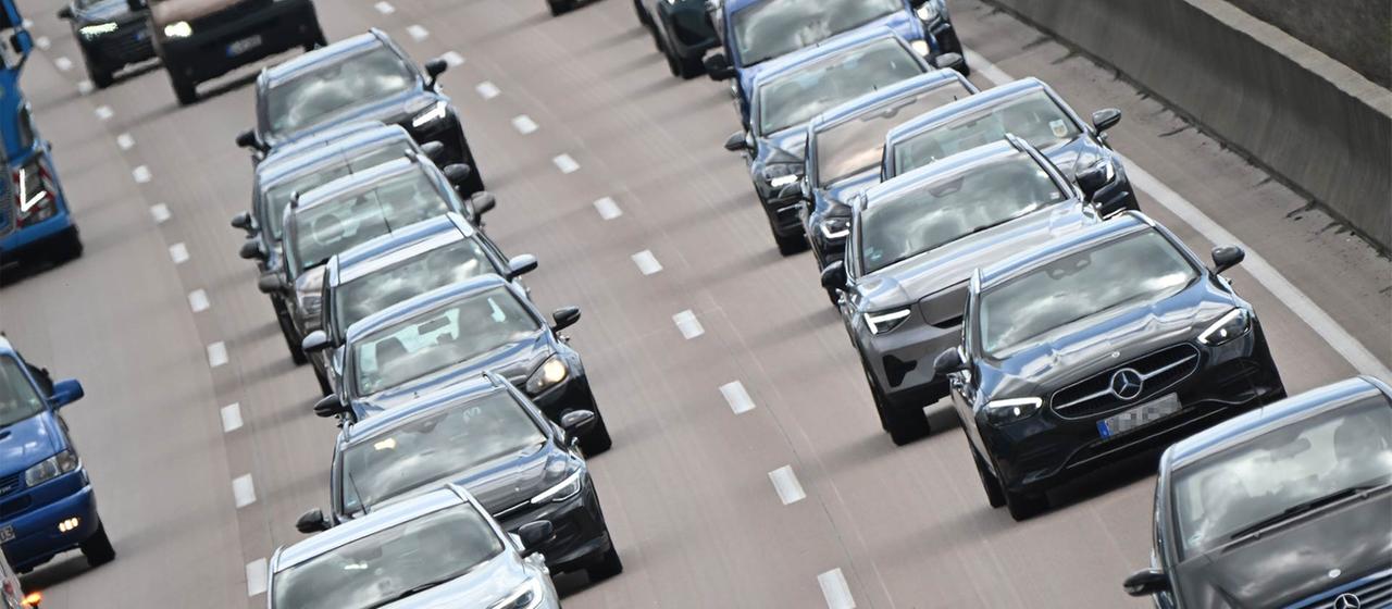 Dichter Verkehr auf einer Autobahn.